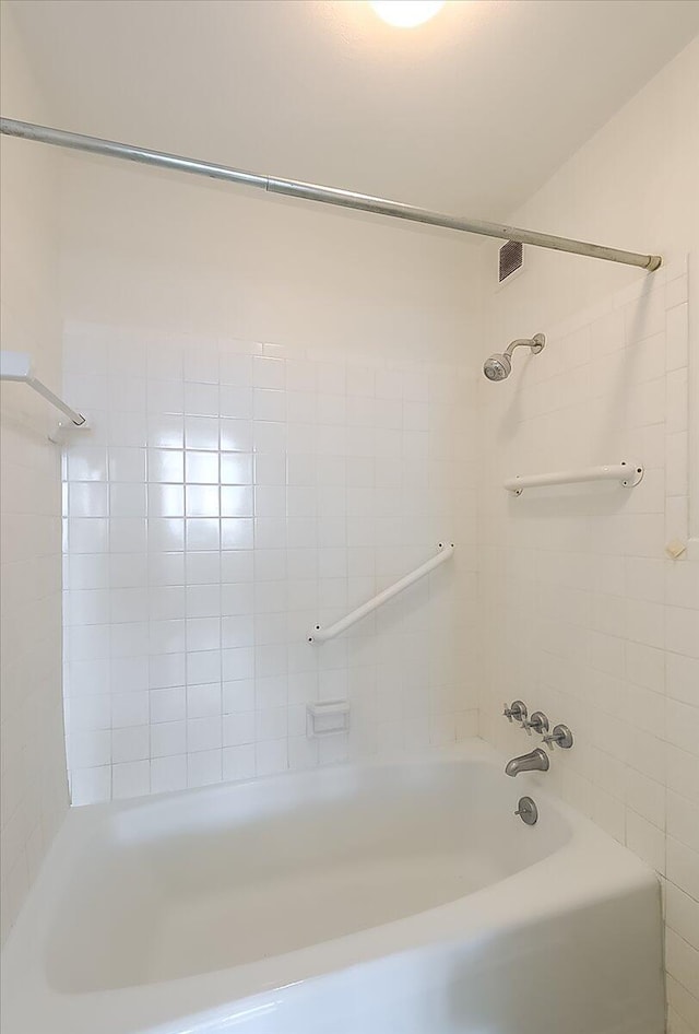 bathroom featuring tiled shower / bath combo