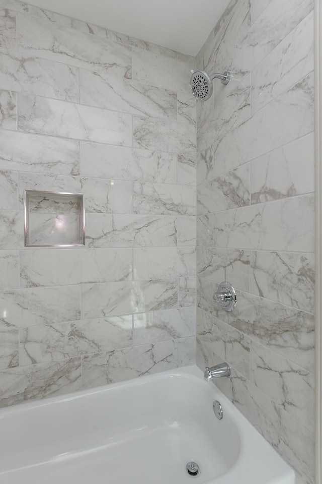 bathroom featuring tiled shower / bath combo