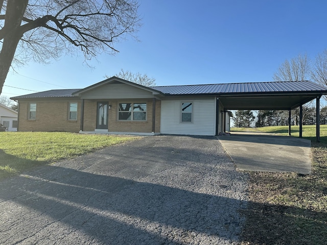 view of front of home featuring a front yard and a carport