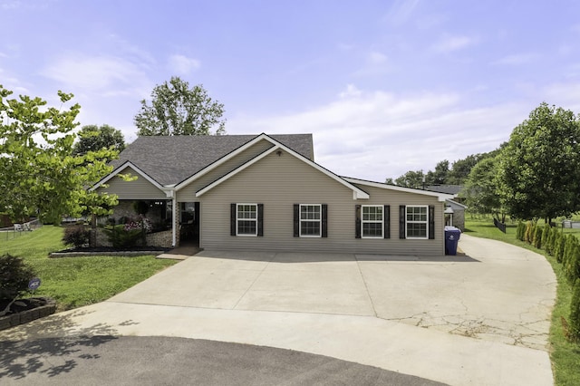 view of front facade with a front yard