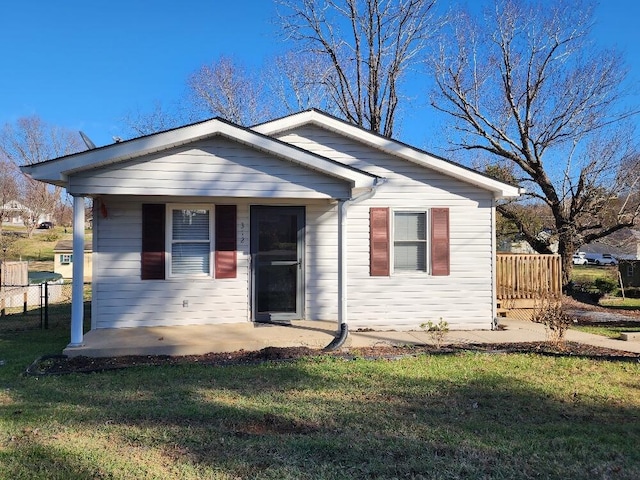 bungalow featuring a front yard