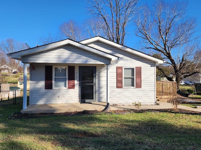 view of front of home featuring a front yard