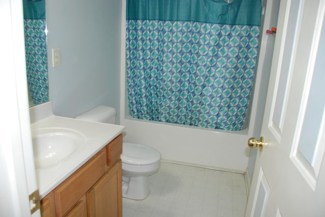 full bathroom featuring shower / tub combo with curtain, vanity, and toilet