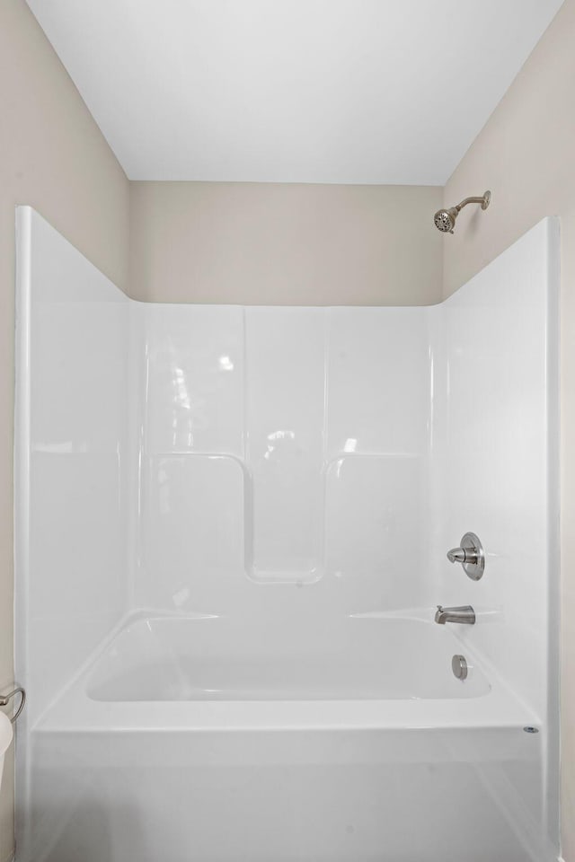 bathroom with tub / shower combination