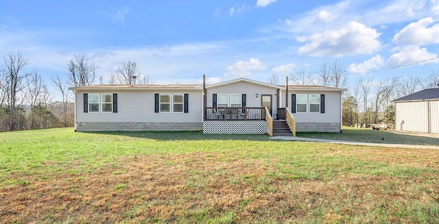 manufactured / mobile home featuring a front yard