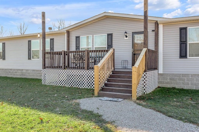 view of front of property featuring a front lawn