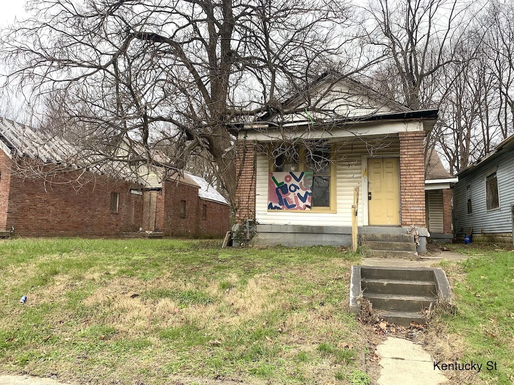 bungalow-style house featuring a front lawn