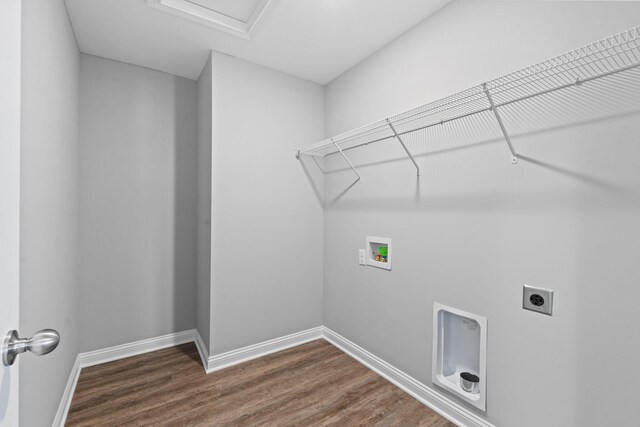 unfurnished room featuring a tray ceiling, baseboards, and carpet