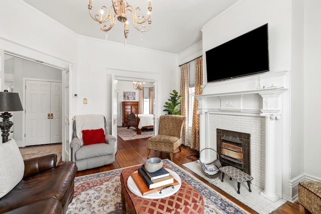 living room featuring crown molding, wood-type flooring, and an inviting chandelier