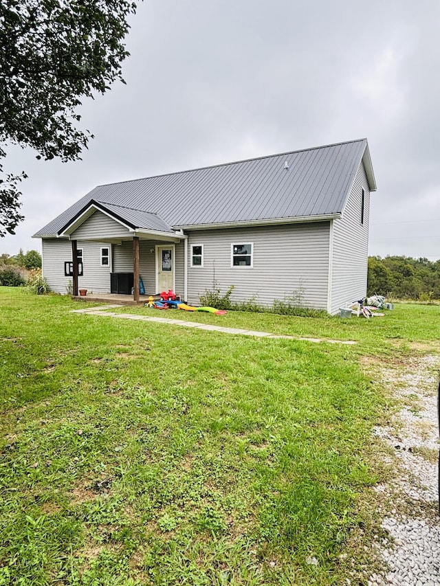 view of front facade with a front lawn