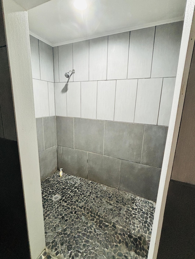 bathroom featuring tiled shower