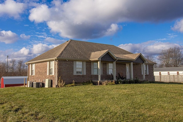 view of front of property featuring a front lawn