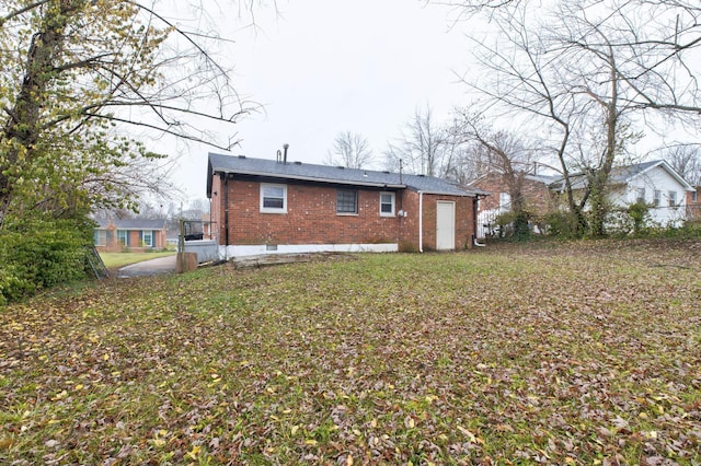 rear view of house featuring a lawn