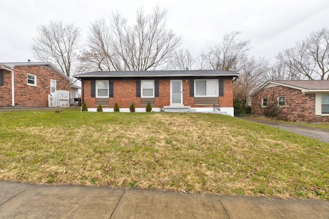 single story home with a front lawn