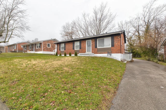 single story home with a front lawn