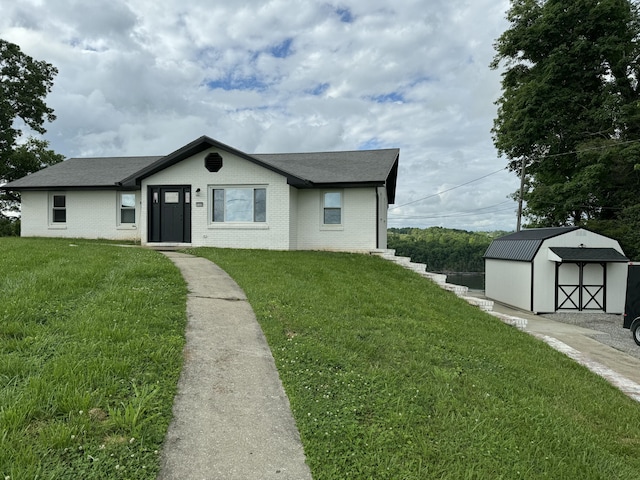 view of front of house featuring a shed and a front lawn