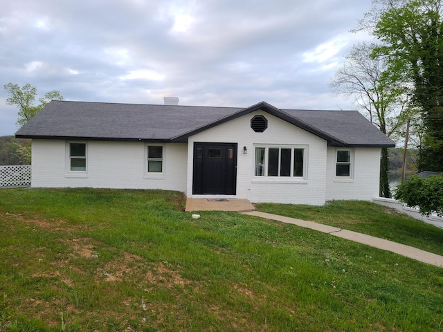 single story home featuring a front lawn