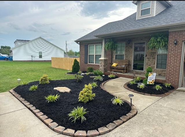 view of front of house featuring a front lawn