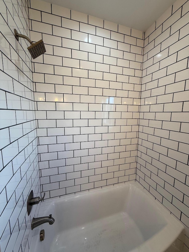 bathroom with tiled shower / bath combo