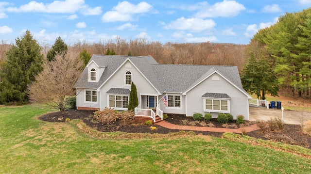 view of front of property featuring a front lawn