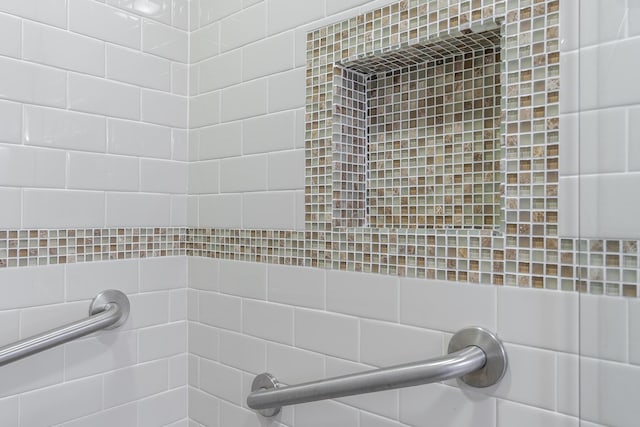 bathroom featuring tiled shower