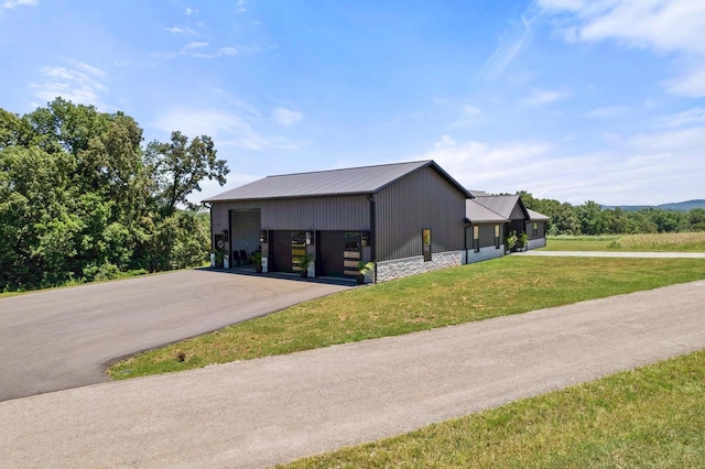 view of front of house featuring a carport and a front lawn