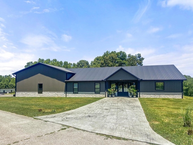 single story home with a front lawn