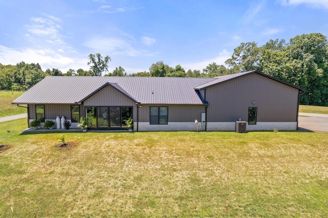 view of front of home with a front lawn