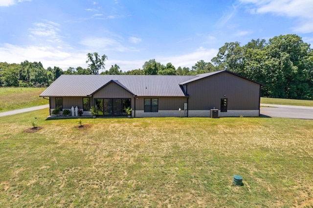 ranch-style home featuring a front lawn