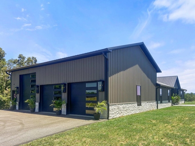 view of side of property featuring a lawn and a garage