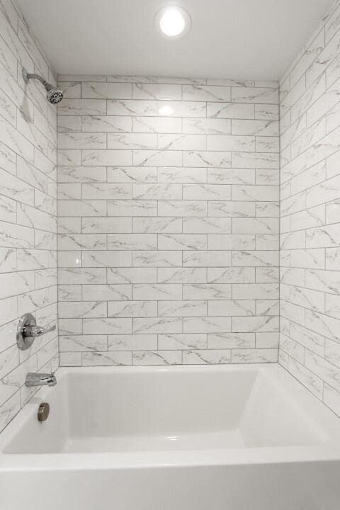 bathroom with tiled shower / bath