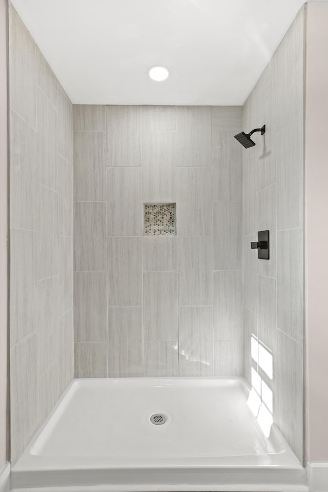 bathroom featuring tiled shower