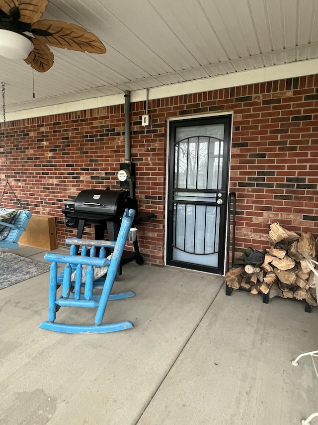 property entrance with ceiling fan