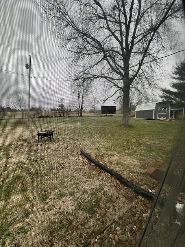 view of yard featuring an outdoor structure