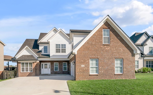 view of front facade featuring a front lawn