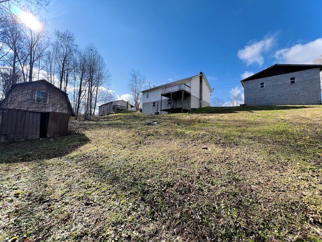 view of yard featuring an outbuilding