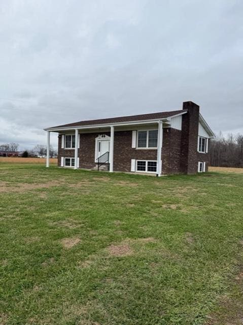 ranch-style home with a front lawn