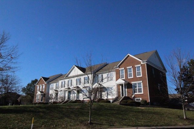 view of front facade with a front yard