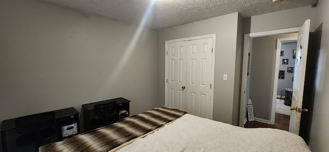 bedroom featuring a textured ceiling and a closet