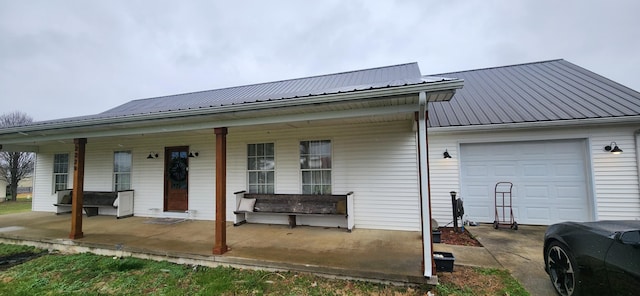 view of front facade with covered porch and a garage