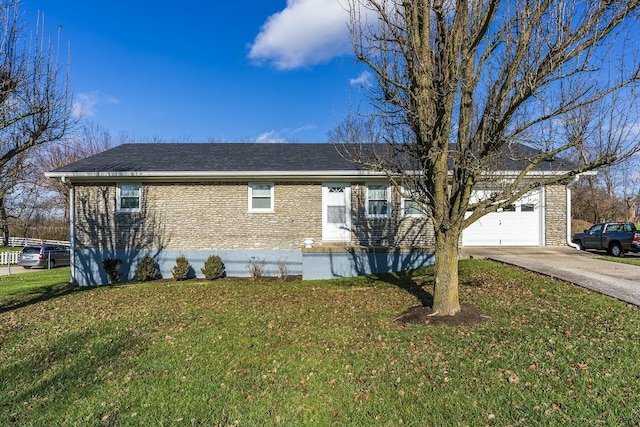 single story home featuring a front lawn