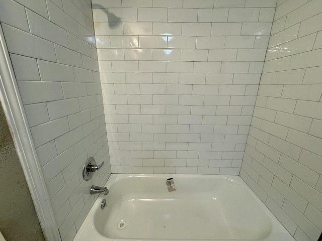 bathroom with tiled shower / bath