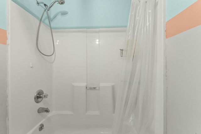 bathroom featuring shower / tub combo