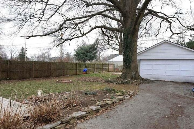 view of yard with a garage and an outdoor structure