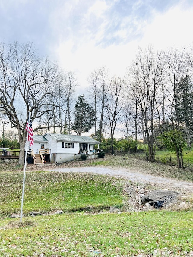 view of front of property with a front yard