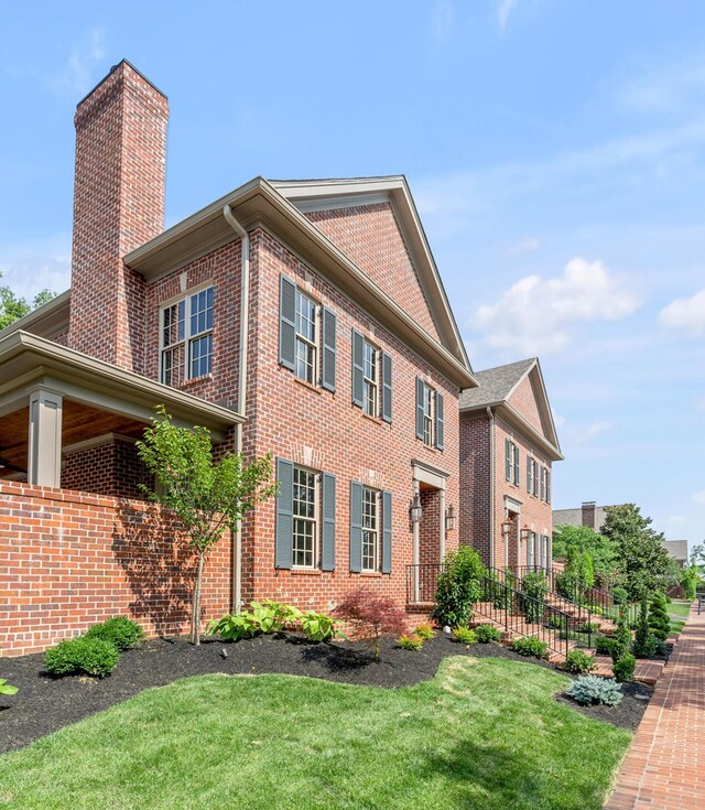 view of front facade with a front lawn