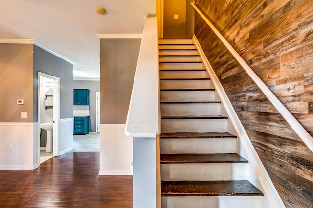 stairway featuring hardwood / wood-style flooring and ornamental molding