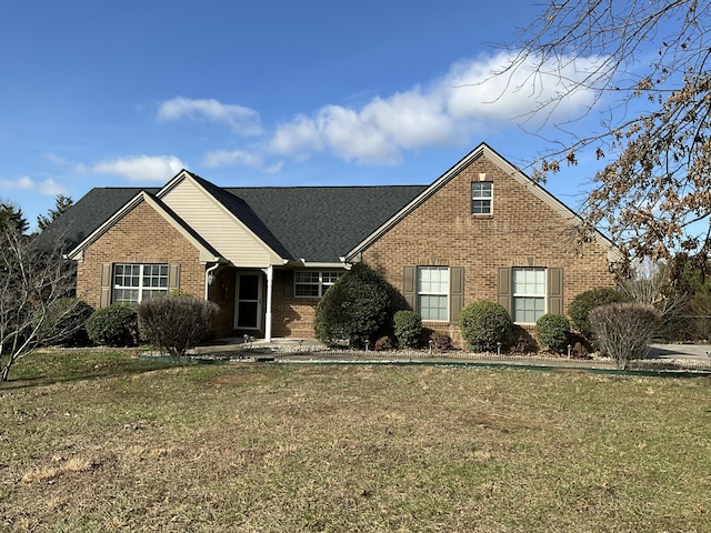 view of front facade featuring a front lawn