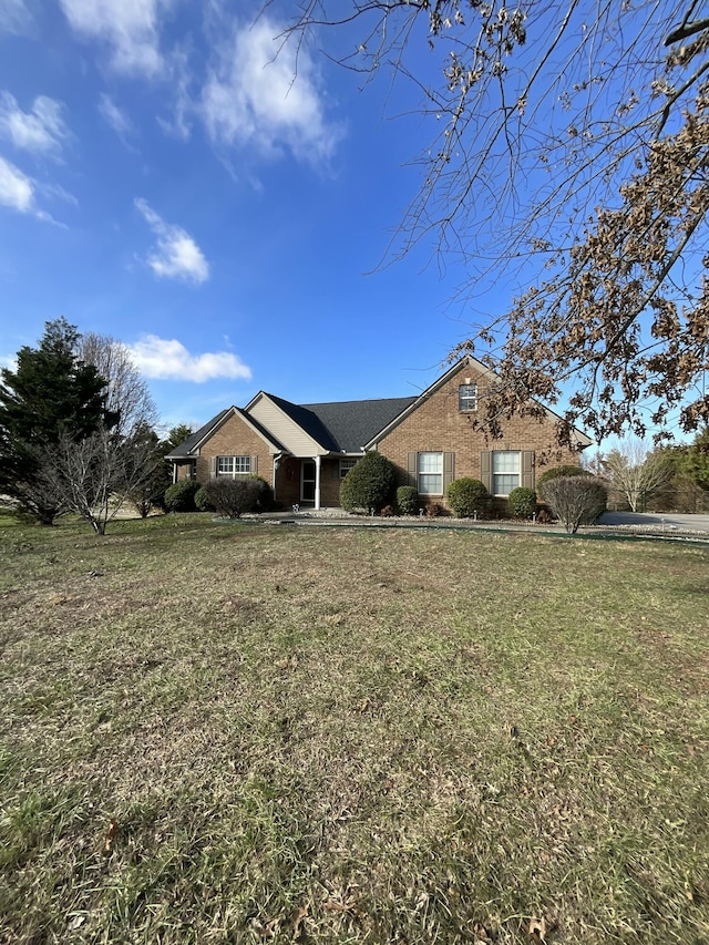 ranch-style house featuring a front lawn