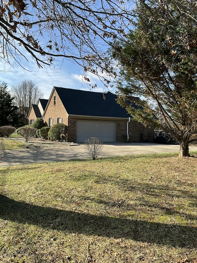 view of front of house featuring a garage and a front yard